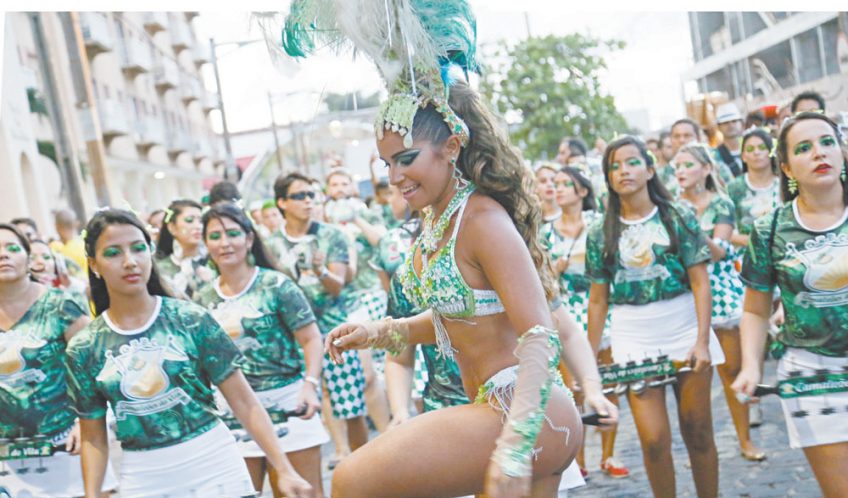 [DIÁRIO DO NORDESTE] Multidão lota as ruas da Praia de Iracema para cair na folia